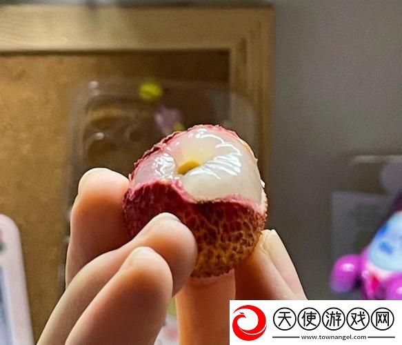 已经塞了八颗荔枝了窦寇儿