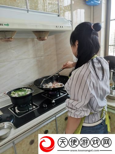 中午妈妈在厨房做饭