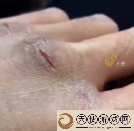 25岁理发师双手与脸形成巨大反差