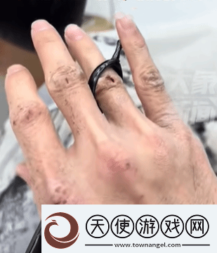 25岁理发师双手与脸形成巨大反差