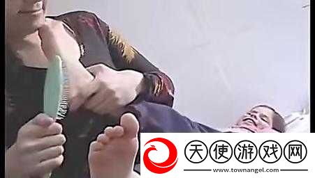 体验刷子刷脚底心痒