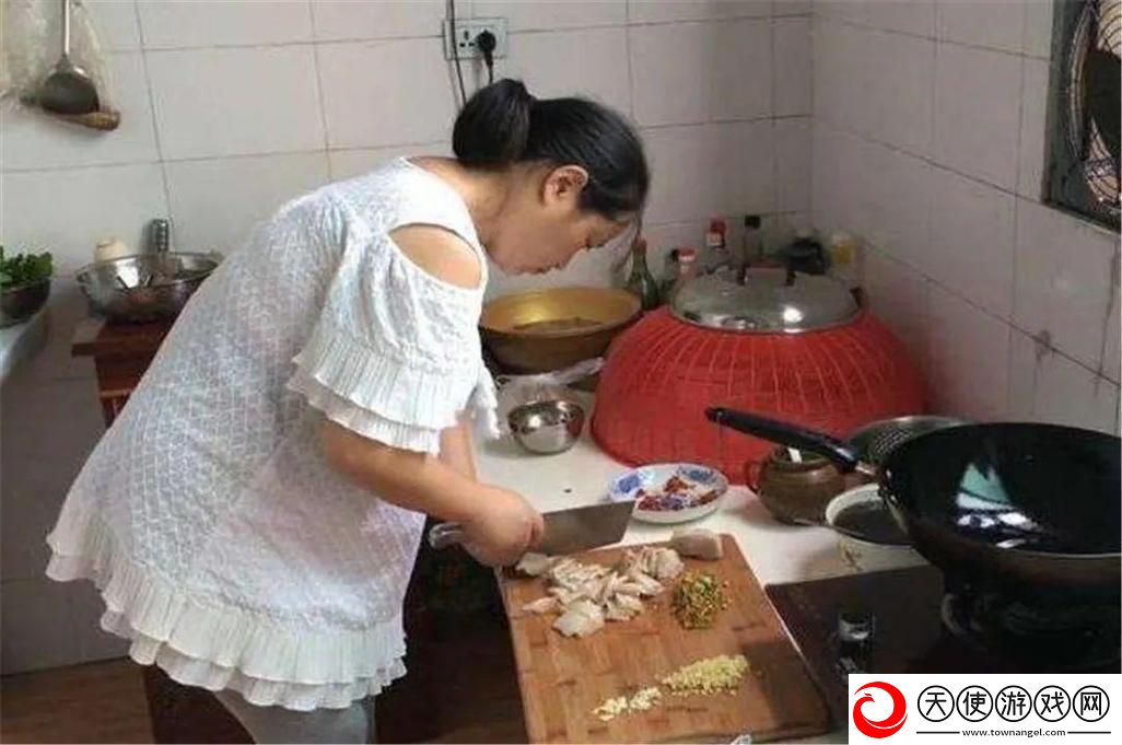 老赵抱着儿媳在厨房做饭