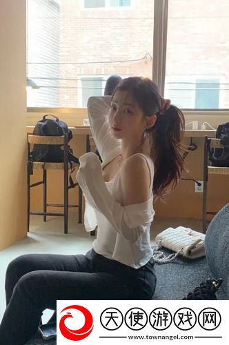 李淑芬在厨房被猛烈进进出出，网友感慨：真是个忙碌的美食战士，厨房里的传奇啊！