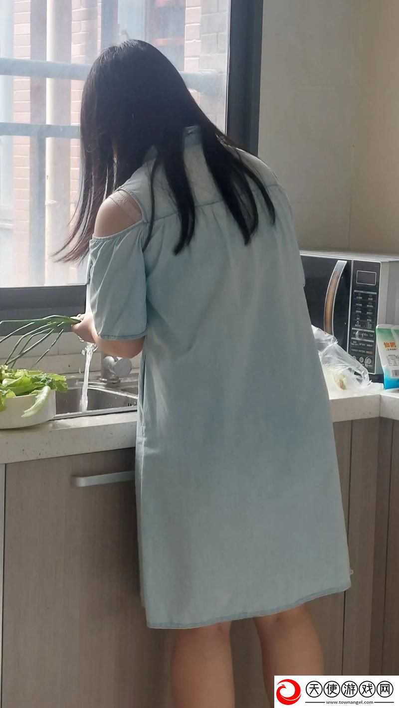 中午妈妈在厨房做饭