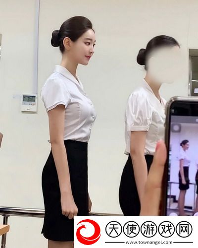 韩国理伦大片三色眼影：让你轻松打造梦幻般的眼妆效果，绝对不容错过！