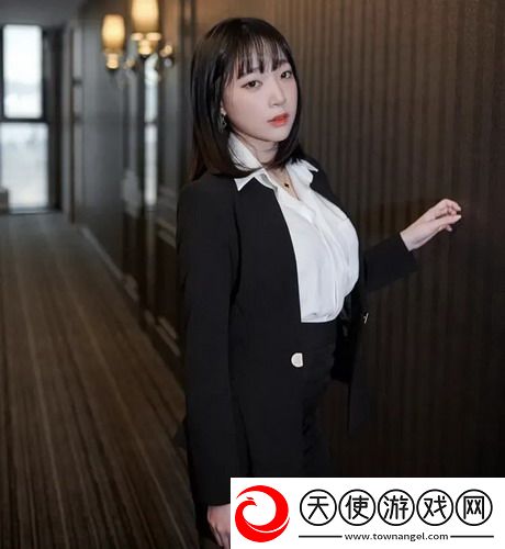 兰姨捂着嘴怕发出声音吵到，心思细腻如她的笑容：那份小心翼翼难以言表！  